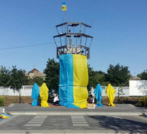 На Одесщине открыли памятник в виде диспетчерской башни Донецкого аэропорта