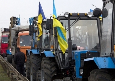 Аграрии заблокировали дороги из-за отмены специального режима НДС