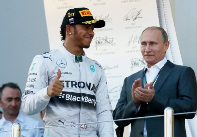 После победы на российском этапе Формулы-1 британский гонщик не захотел жать руку Путину, - видео