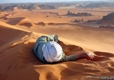 "Это фото нашего гида-туарега Мусы, который лег отдохнуть на песчаной вершине в пустыне Сахара, ожидая пока все остальные одолеют трудный путь", - рассказывает Ивэн Кол, призер конкурса. Путешественник - фотограф признается, что на высокую песчаную гору пришлось потратить 45 минут, а вот вернуться вниз за 10. Название фото "Заслуженный отдых".