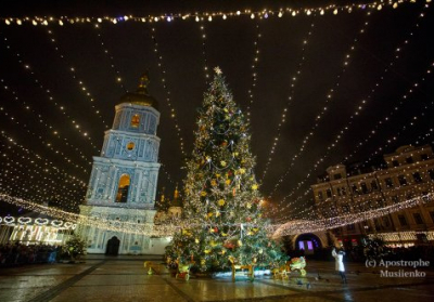 Главную новогоднюю елку в Киеве украсят 3,6 км неоновых гирлянд