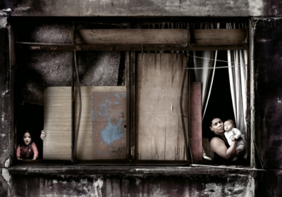 Мара с дочерью и соседская девочка в другом окне. Фото: Julio Bittencourt