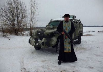 Єпископа УПЦ КП позбавили сану за фото зі зброєю та боєкомплекти для 