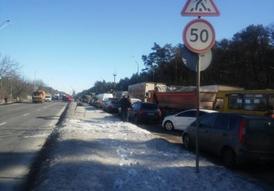 Активисты блокируют трассу на выезде из Киева, требуя помочь бойцам в Дебальцево