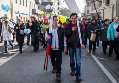 По случаю аннексии Крыма россияне вышли на митинг с цветными шариками и плакатами 