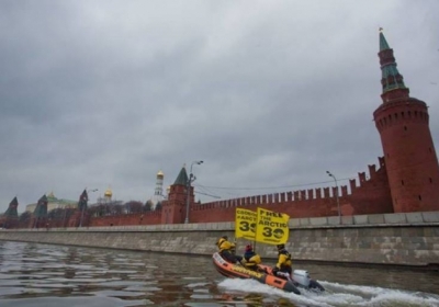 Активисты Greanpeace проплыли мимо Кремль на лодке