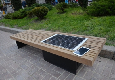 У Києві встановили першу лавку із сонячною батареєю