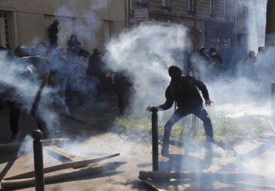 Первомайский марш в Париже закончился столкновениями с полицией