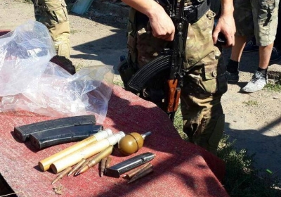 Жителі Слов'янська здають зброю, яку після втечі залишили сепаратисти, - фото