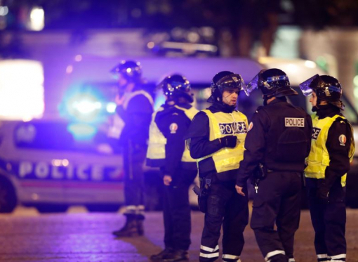 Мужчину, который угрожал полицейскому ножом, задержали в Париже