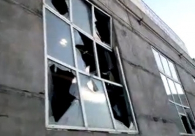 Фермер из Иркутска побил окна местного правительства замороженным навозом