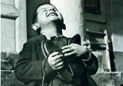 Австрійському хлопчикові подарували нові черевички під час Другої Світової війни.