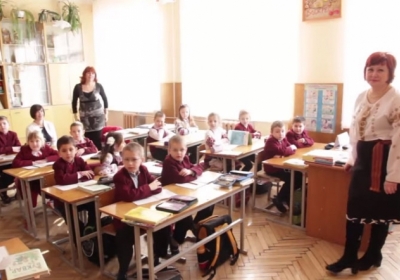 Учителя и дети львовской школы записали видео-благодарность депутату за новые окна, - видео