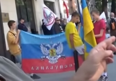 Під посольство України у Варшаві звезли підлітків, які не знали проти кого мітингують