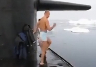 Росіяни підняли атомний підводний човен, щоб покупатись у Північному Льодовитиму океані (відео)