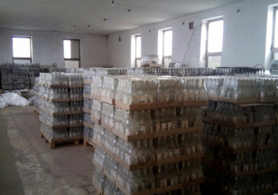 На Буковине отец с сыном незаконно производили алкоголь, конфисковано товара на более чем 1500000 грн