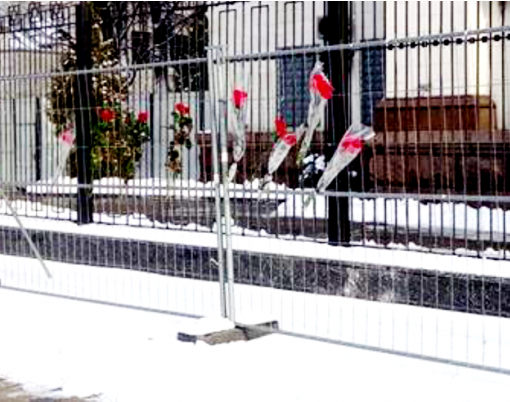 Авиакатастрофа Ан-148: в посольство России в Киеве несут цветы