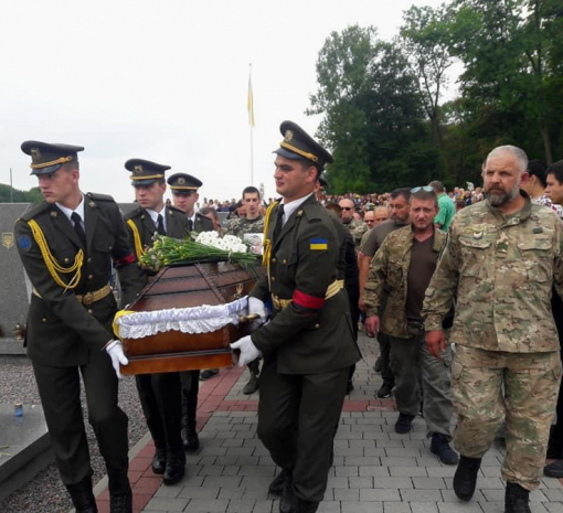 На похоронах у Львові побилися військові і прихильники язичницьких звичаїв, – ВІДЕО