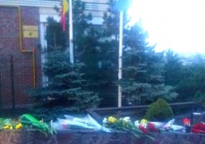 К бельгийскому посольству в Киеве несут цветы