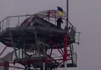 Чтобы привлечь внимание Порошенко, бойцы-добровольцы вывесили флаг на метеобашне Донецкого аэропорта, - видео