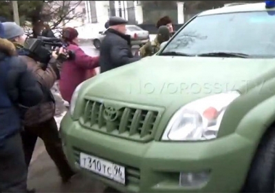 У Донецьку полонених возять на авто російського піарника Ахметова, - фото