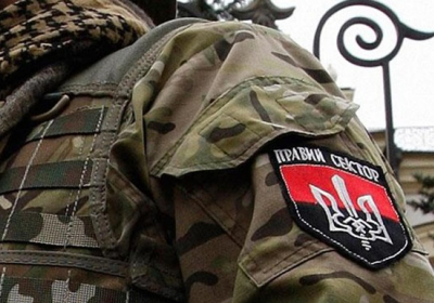 В Киеве националисты забросали камнями стражей порядка, которые мешали жечь шины