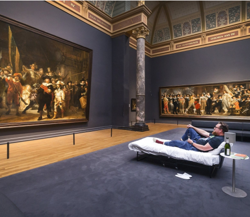 Відвідувачу музею в Амстердамі дозволили переночувати перед картиною Рембрандта, – ФОТО, ВІДЕО