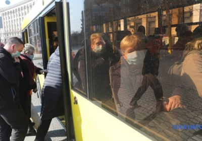 В Киеве - переполненный транспорт и очереди на остановках