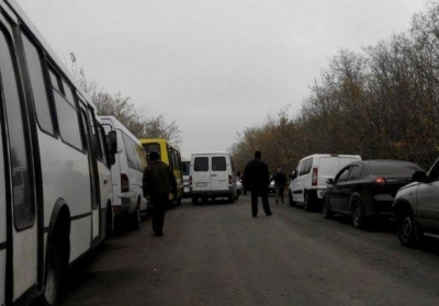 Понад тисяча автомобілів стоять у чергах на пунктах пропуску на Донбасі, - ВІДЕО