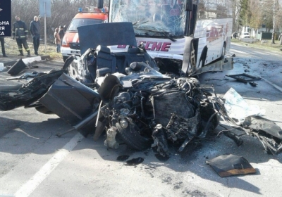 На Волыни в результате столкновения легковушки с автобусом погибли четыре человека