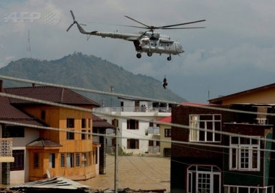 Індія, Кашмір, 9 вересня 2014 року. Кількість жертв повеней в Індії та Пакистані сягнула 450 осіб. Рятувальники за допомогою гелікоптерів намагаються дістатися до мешканців регіонів, які найбільше постраждали від стихії. Фото: АFР
