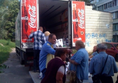 Вантажівка з рекламою Бродського роздає картоплю (фото)