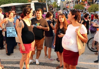 Новий виток протестів у Туреччині: вагітні показали животи Ердогану