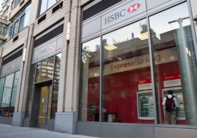 Найбільший англійський банк закриває рахунки понад 40 посольств