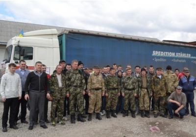 Украинским бойцам отправили 30 тонн освященных пасхальных пакетов с Тячевщины, - фото