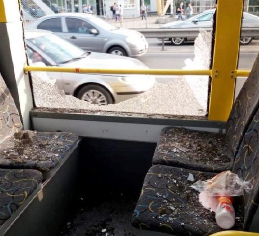 В Киеве мужчина устроил стрельбу в троллейбусе: пострадали полицейские