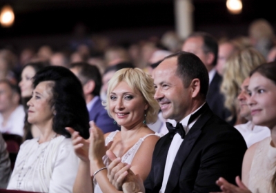 Азаров знову дав мільйон на одеську кінотусовку дружини Тігіпка