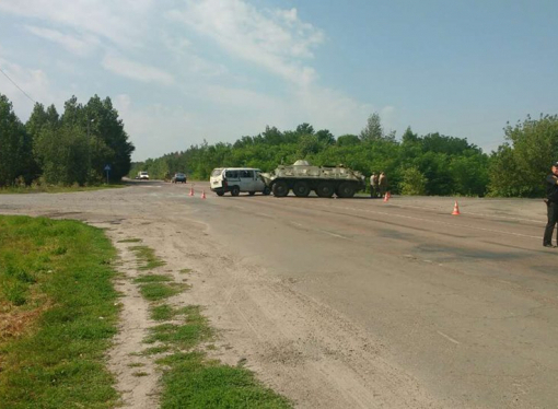 БТР зіштовхнувся з мікроавтобусом на Рівненщині: троє людей постраждали