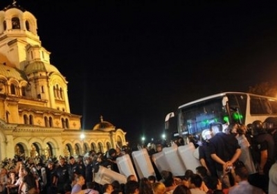 У Болгарії політики всю ніч просиділи в заблокованому демонстрантами парламенті