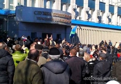 Сепаратисты захватили СБУ Луганска: выбили двери и окна, бросают дымовые шашки