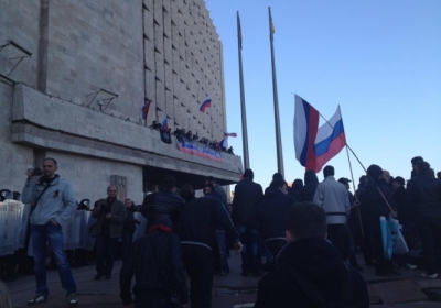 Над Донецкой ОГА установили флаги РФ и запрещенной 