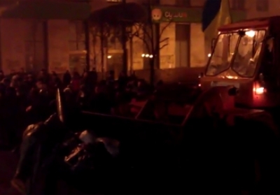 Бульдозеры сносят баррикады Майдана в направлении правительственного квартала