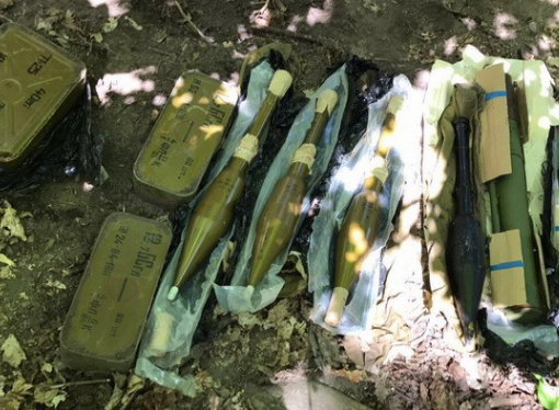 СБУ обнаружила тайник с противотанковыми гранатометами в Киеве - ФОТО