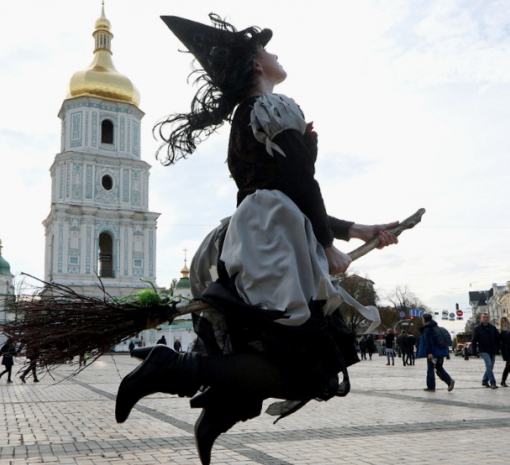 В Киеве провели парад зомби - ФОТО
