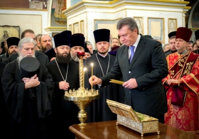 Янукович у Лаврі вклонився мощам Георгія Побідоносця з гори Афон