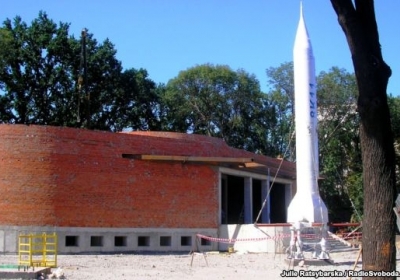 У центрі Дніпропетровська встановили балістичну ракету
