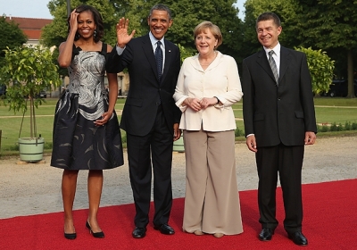 Саме цей костюм, в якому вбрана Меркель, так не сподобався Карлу Лагерфельду. Фото: Gettyimages.com/Fotobank.com.