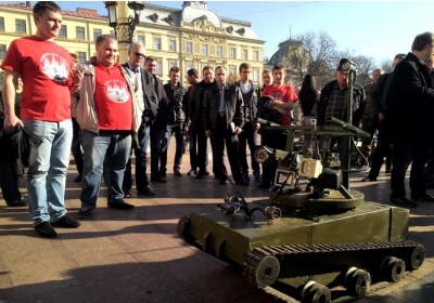 За деньги с благотворительной оперы львовские волонтеры изготовили танк-робот для бойцов 24-й бригады, - фото