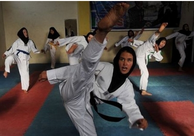 Афганські дівчата відпрацьовують прийоми тхеквондо в класі бойових мистецтв. Герат, січень 2013 року. Фото: AFP