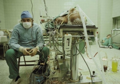 Хірург після успішної операції з пересадки серця, що тривала 23 години. У кутку спить його асистент.